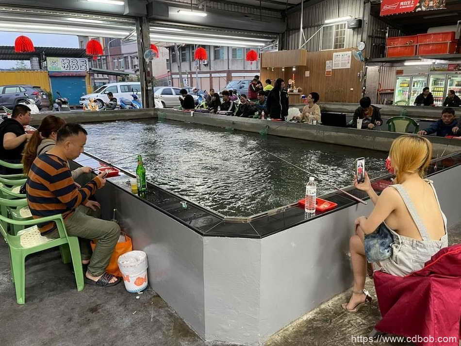 多圖／釣蝦場拍到辣妹牛仔裙「裡面全空」霸氣露側乳！網友神出是竹南女神陳怡鈞