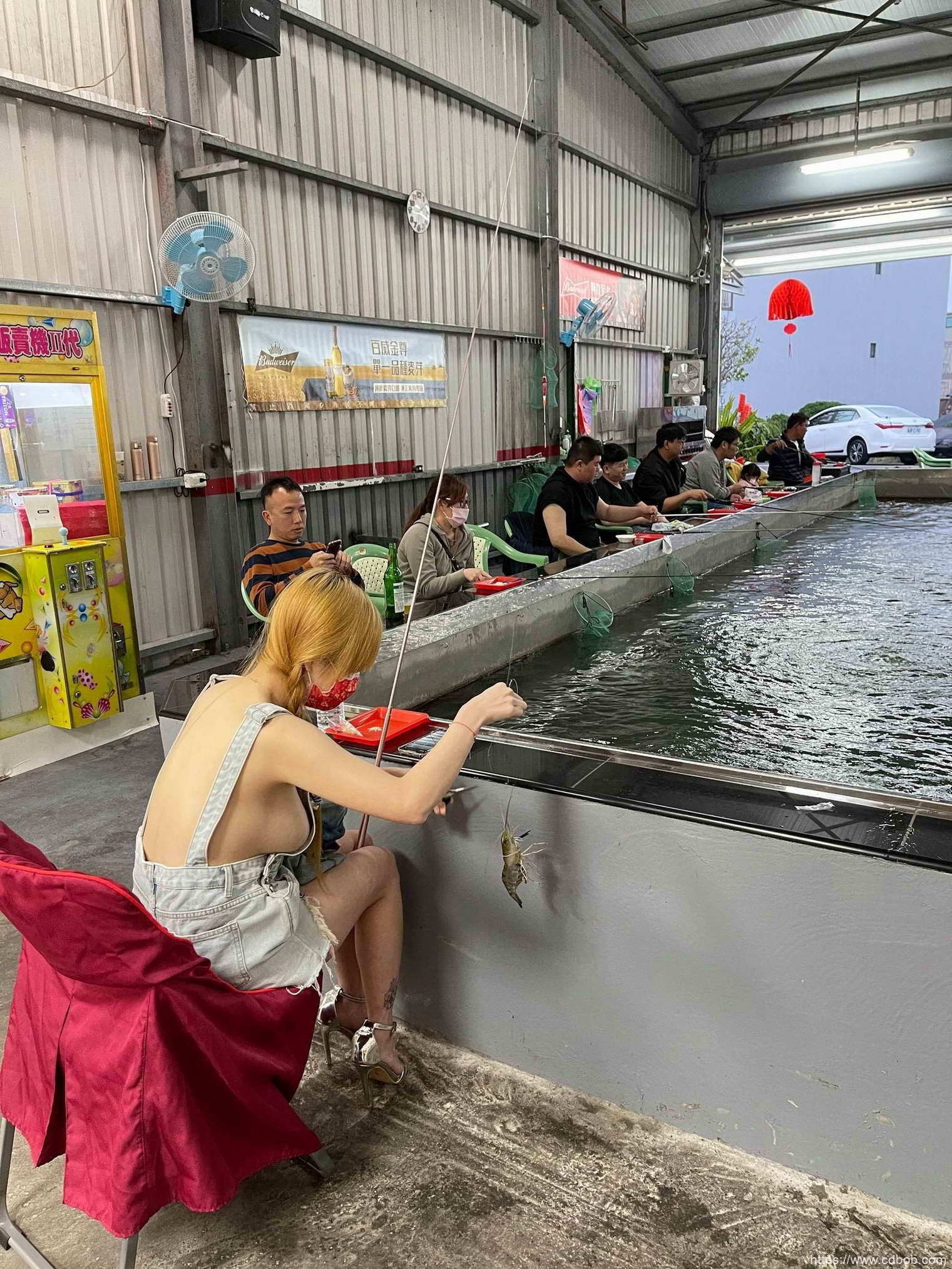 多圖/釣蝦場拍到辣妹牛仔裙「裡面全空」霸氣露側乳!網友神出是竹南女神陳怡鈞