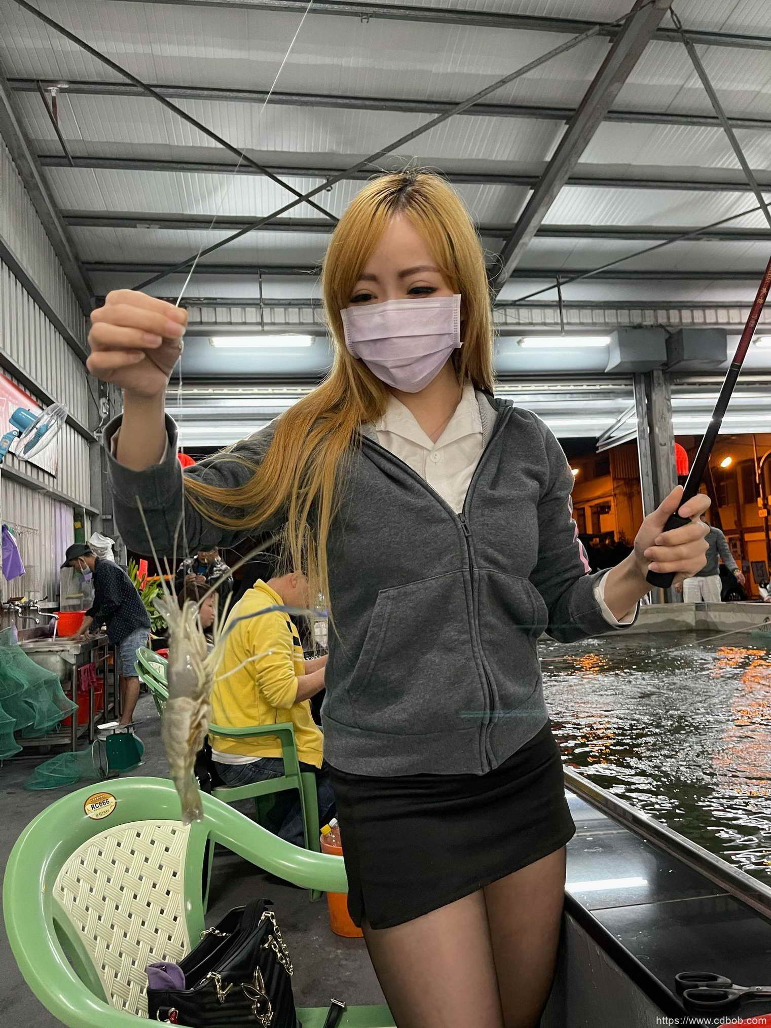 多圖/釣蝦場拍到辣妹牛仔裙「裡面全空」霸氣露側乳!網友神出是竹南女神陳怡鈞