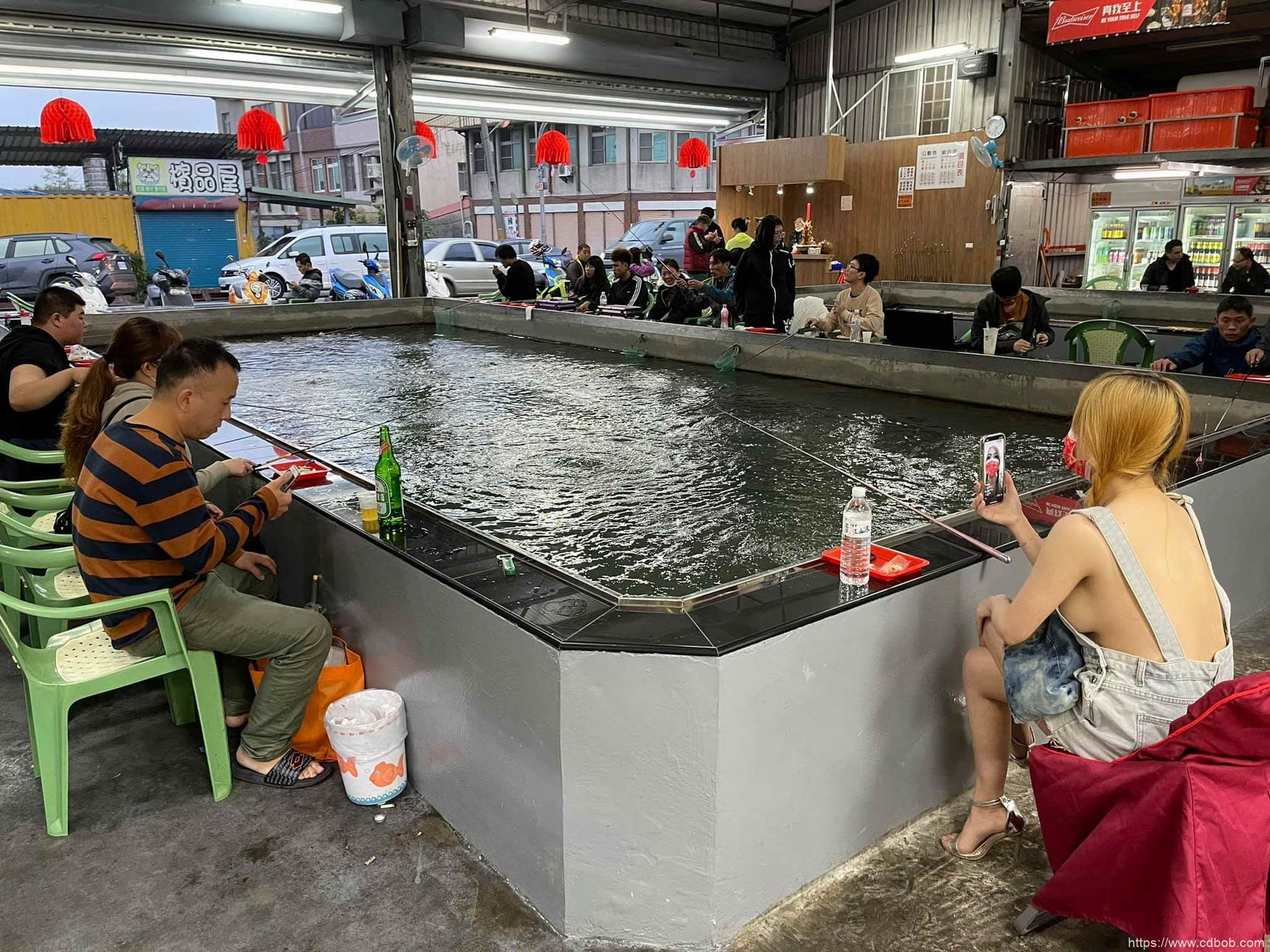 多圖/釣蝦場拍到辣妹牛仔裙「裡面全空」霸氣露側乳!網友神出是竹南女神陳怡鈞