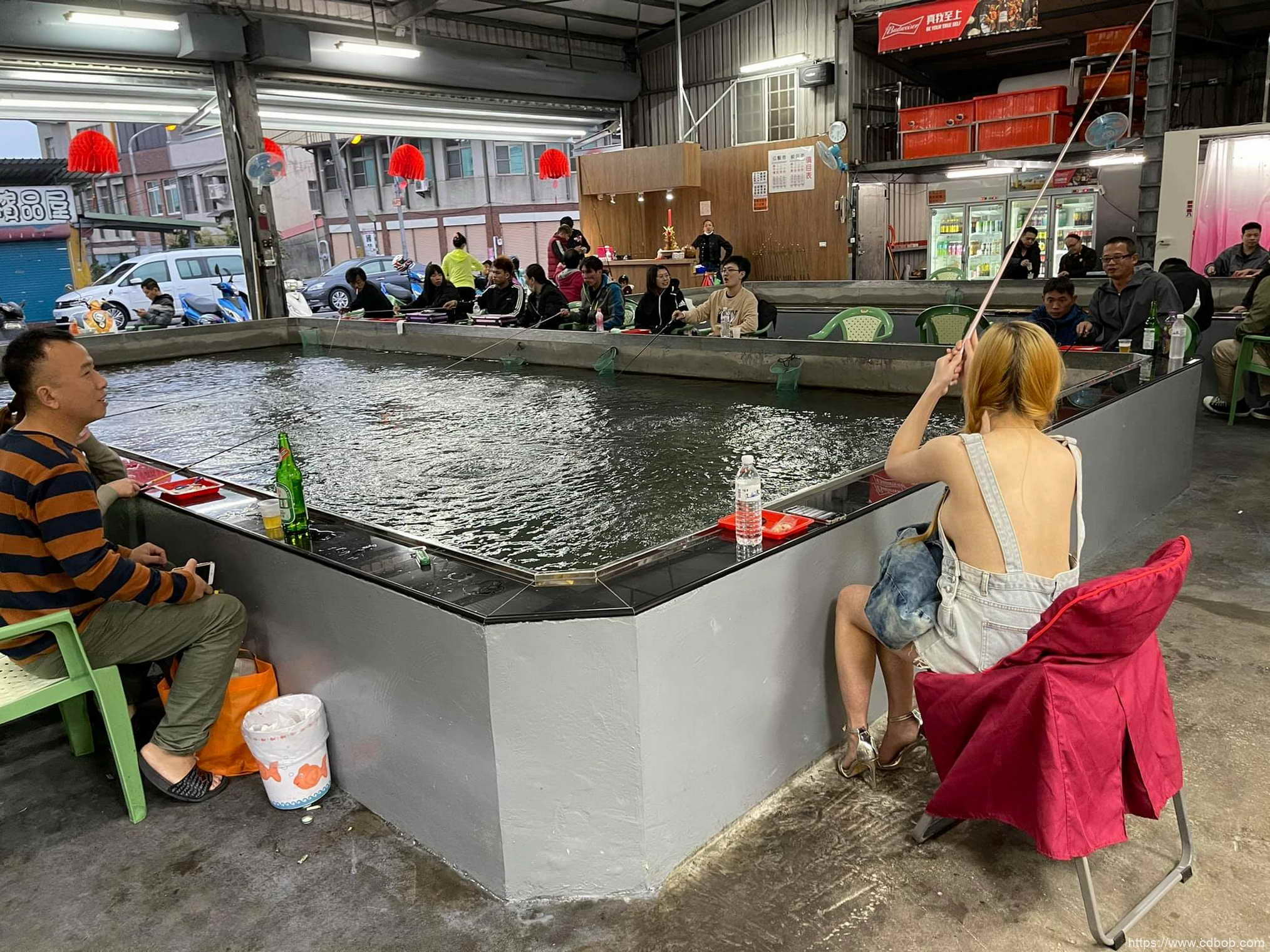 多圖/釣蝦場拍到辣妹牛仔裙「裡面全空」霸氣露側乳!網友神出是竹南女神陳怡鈞