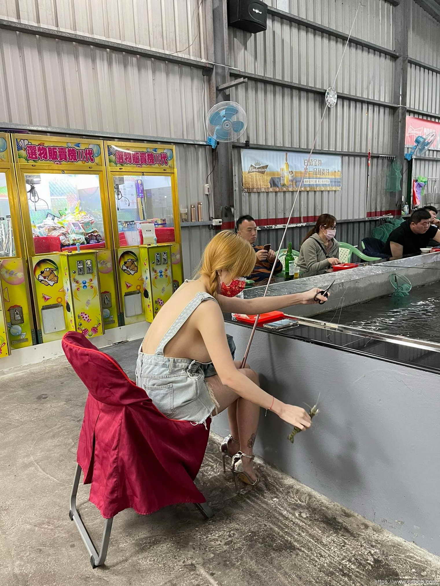 多圖/釣蝦場拍到辣妹牛仔裙「裡面全空」霸氣露側乳!網友神出是竹南女神陳怡鈞