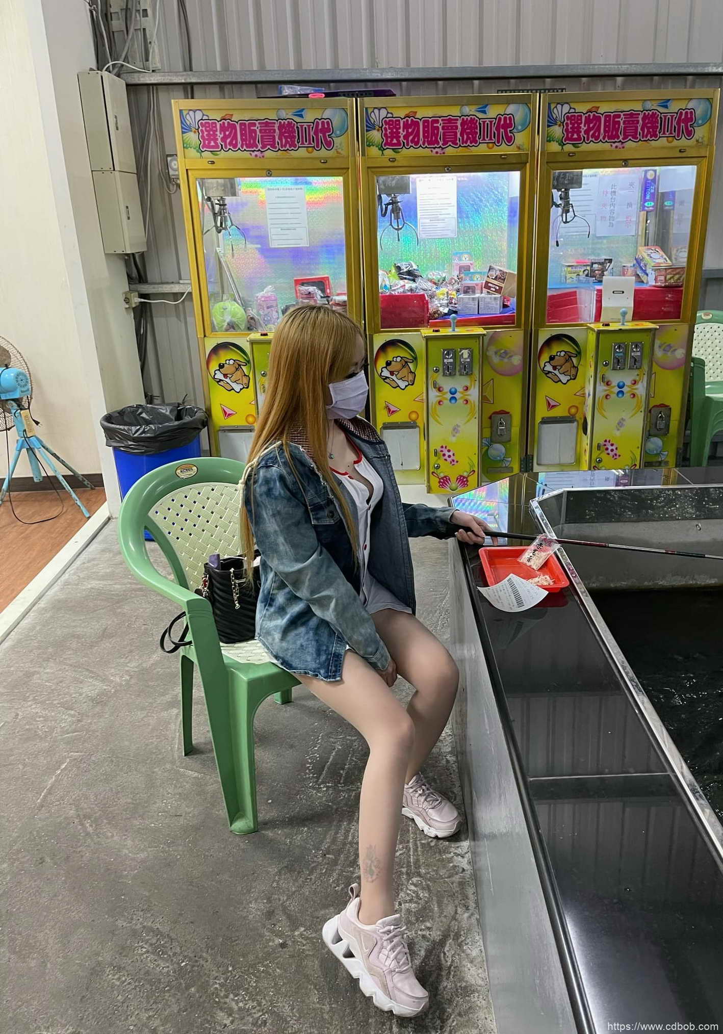 多圖/釣蝦場拍到辣妹牛仔裙「裡面全空」霸氣露側乳!網友神出是竹南女神陳怡鈞