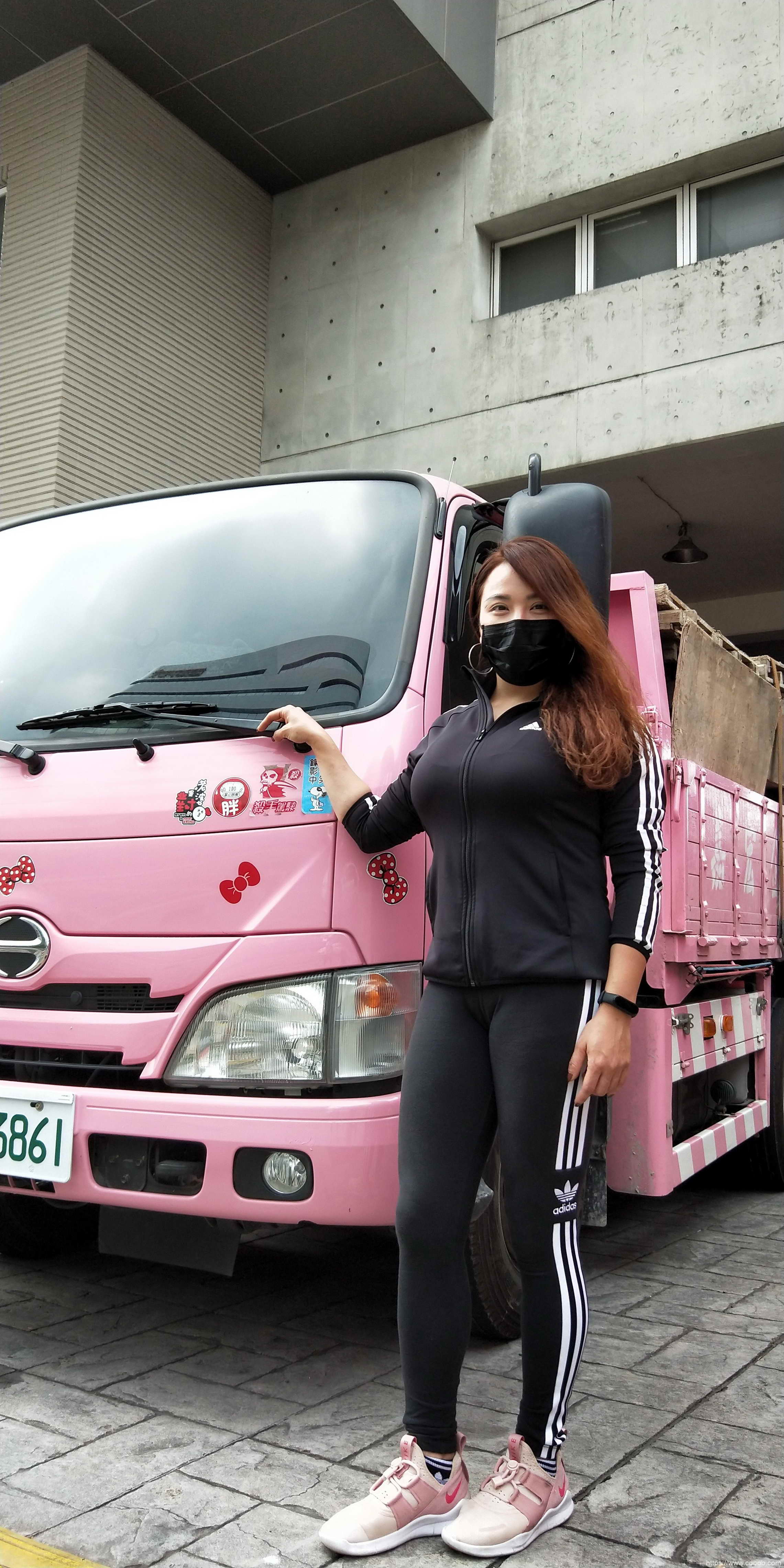 多圖／「超胸」女工王欣儀開粉紅貨卡！36F的傲人上圍快撐破外套了