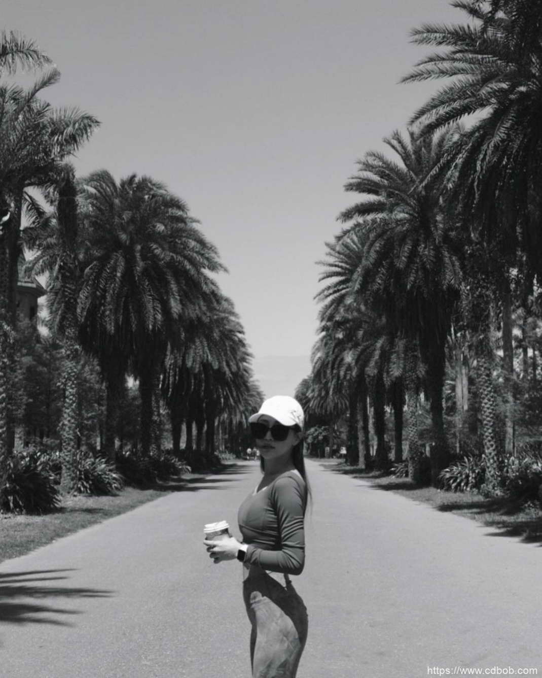 多圖／路上看到正妹Lara褪下牛仔褲露出絕美蜜桃臀　路人當場看傻眼！