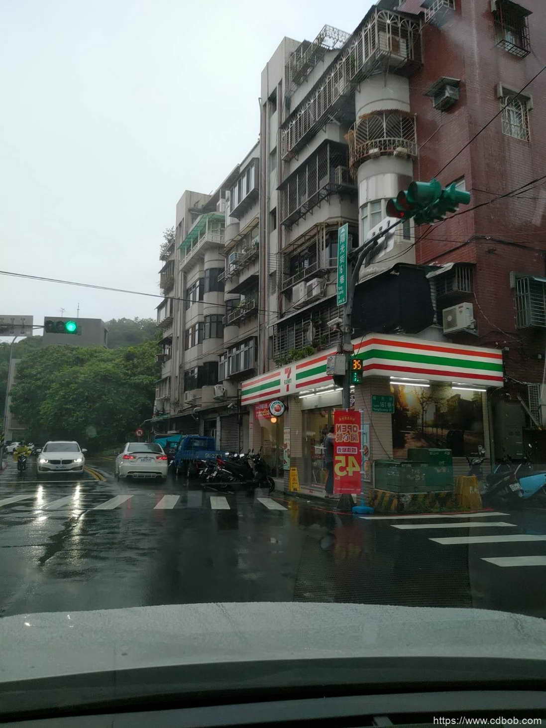 多圖／為了怕暴雨淹水... 內湖陽光街正妹脫掉褲子只穿「死庫水」去7-11.. 店員當場看傻!!