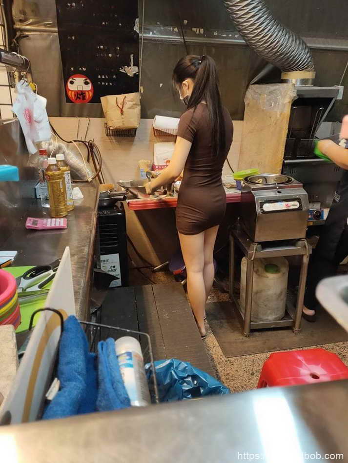 多圖／高雄前鎮鹹酥雞正妹女店員薛杉杉 性感貼身窄群「露出內褲痕」太吸睛！