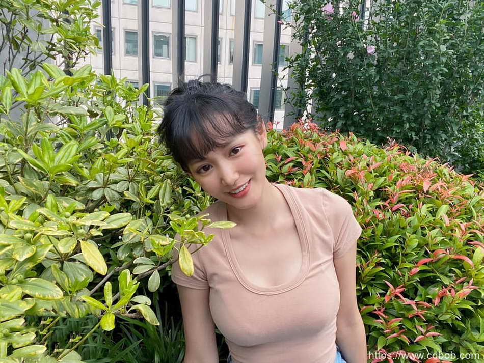 多圖/正妹葉靜涵甜甜喝氣泡酒 美酒配佳人讓人賞心悅目!