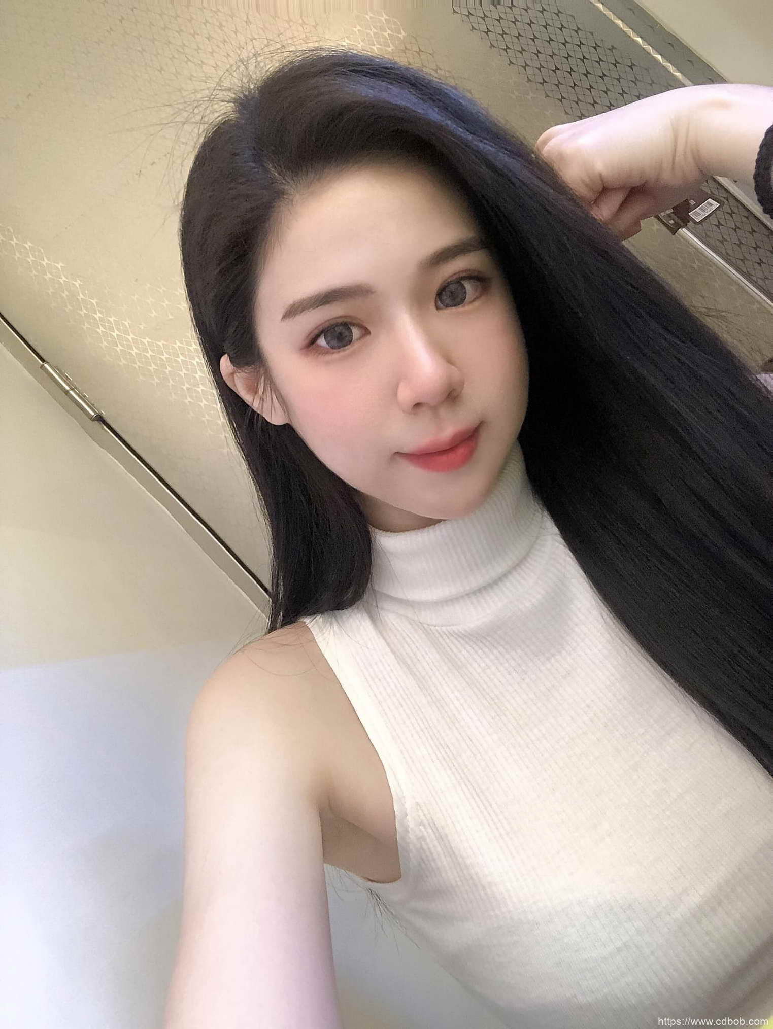 多圖／高雄前鎮鹹酥雞正妹女店員薛杉杉 性感貼身窄群「露出內褲痕」太吸睛！