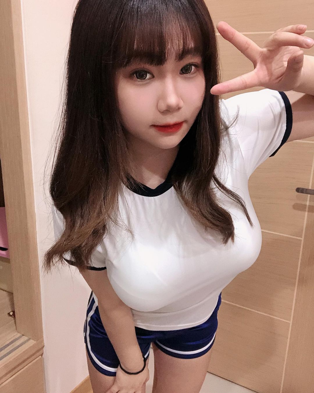 多圖／34F超兇小九九貼身上衣自拍... 飽滿上圍快炸出好性感！