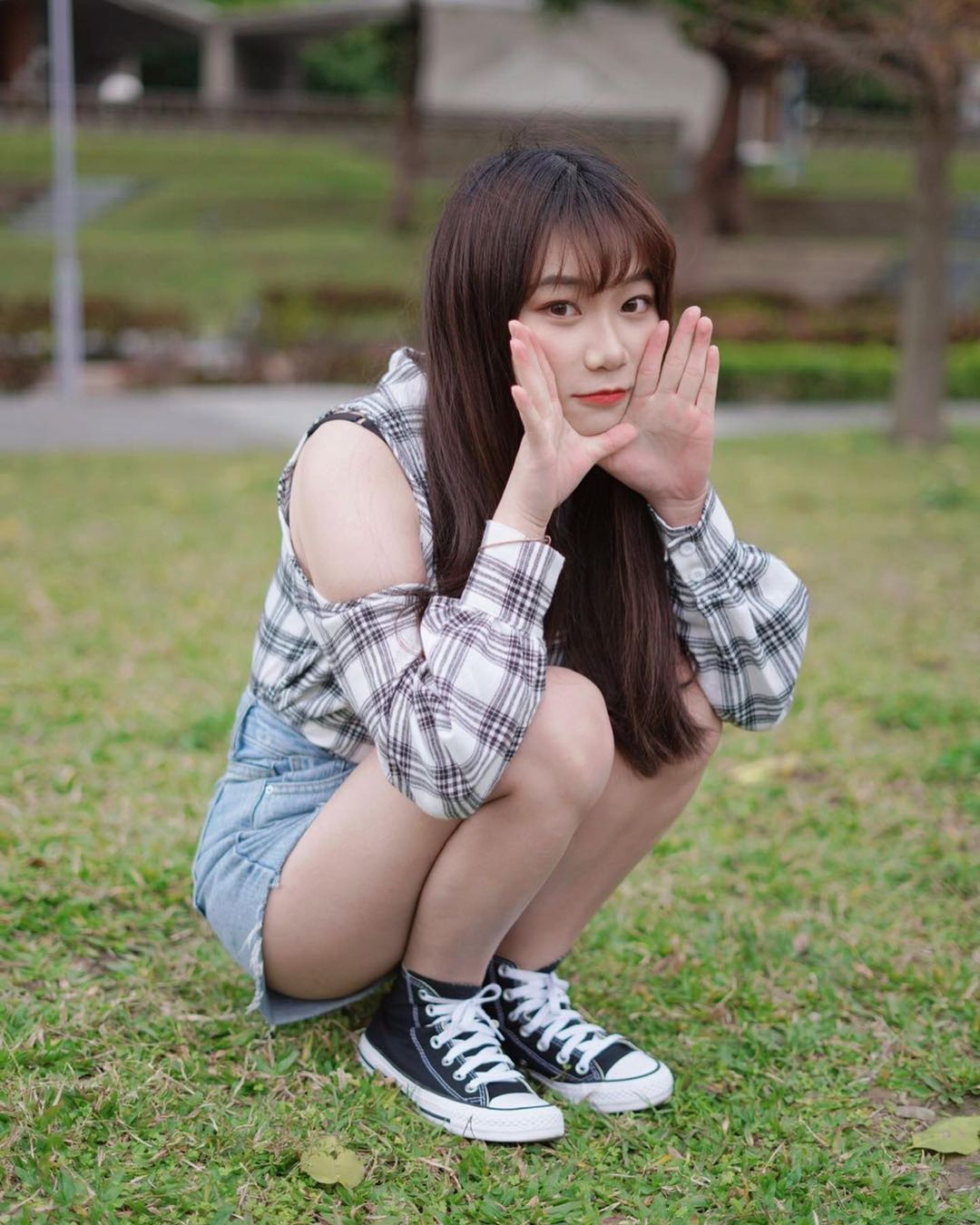 多圖／34F超兇小九九貼身上衣自拍... 飽滿上圍快炸出好性感！