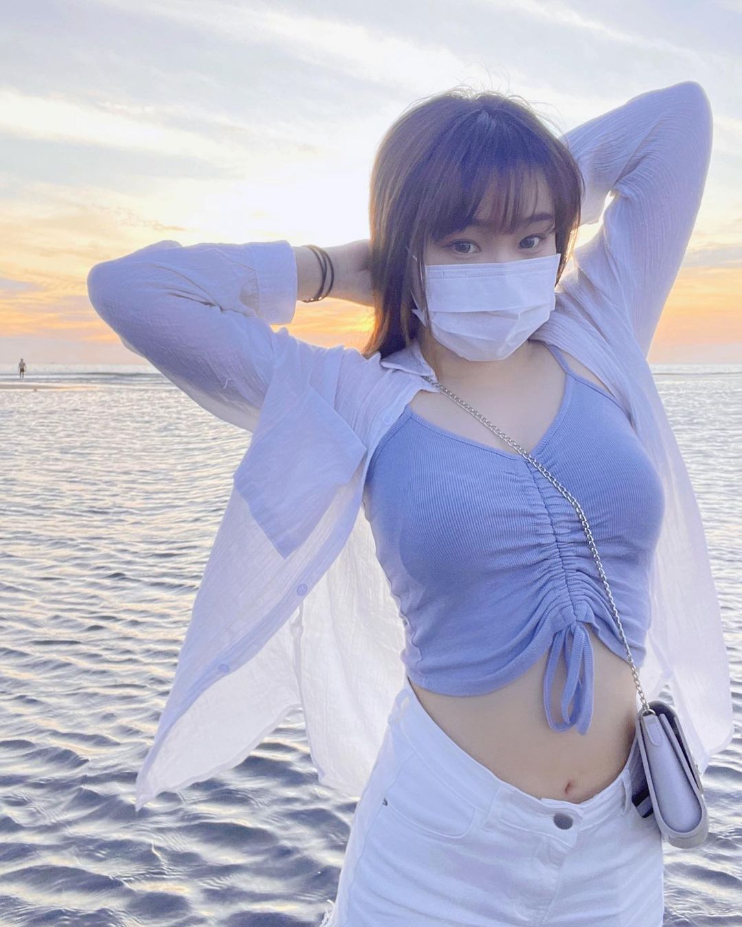 多圖／34F超兇小九九貼身上衣自拍... 飽滿上圍快炸出好性感！