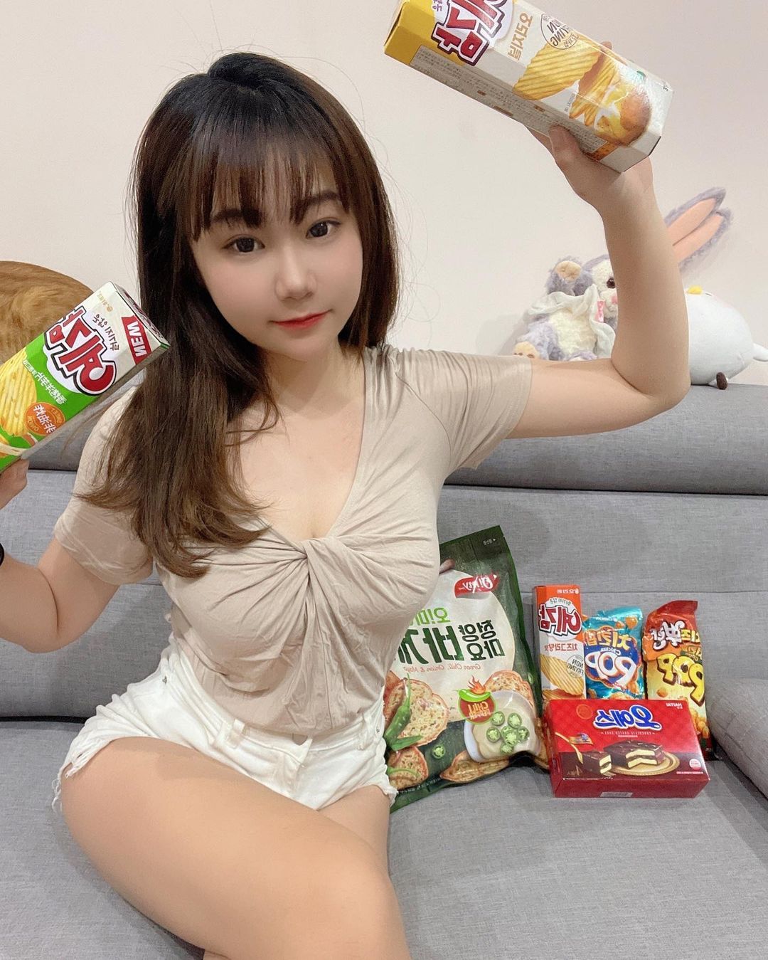 多圖／34F超兇小九九貼身上衣自拍... 飽滿上圍快炸出好性感！