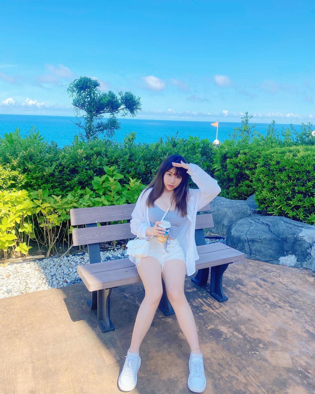 多圖／34F超兇小九九貼身上衣自拍... 飽滿上圍快炸出好性感！