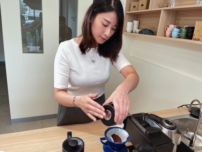 多圖／「正妹數學老師」許茹茵錄阿里山咖啡節目 好身材超搶鏡！[附影片]