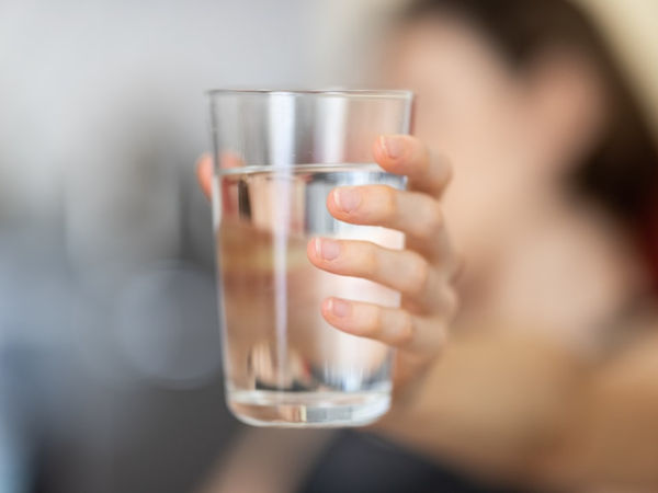 一天喝多少水才會瘦？醫答案驚呆了　「這3時機」慢慢喝最關鍵
