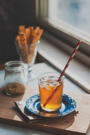 他喝冰箱果汁狂吐還腹瀉！營養師曝「做錯1動作」飲料秒變細菌窩